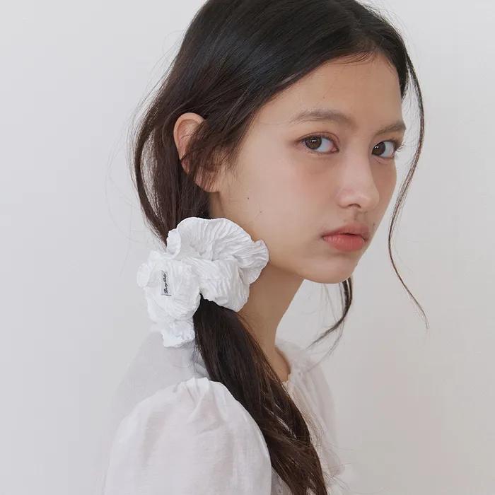 soft pleats scrunchie - off white