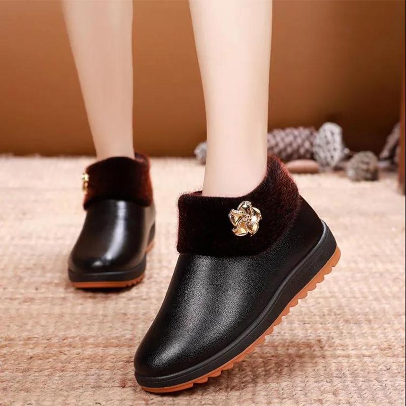 Chaussures pour femmes Bottes chaudes Bottes d'hiver à semelles épaisses Bottes antidérapantes imperméables Chaussures à semelles souples Plus Chaussures en cuir antidérapantes en velours pour personnes âgées Bottes de neige