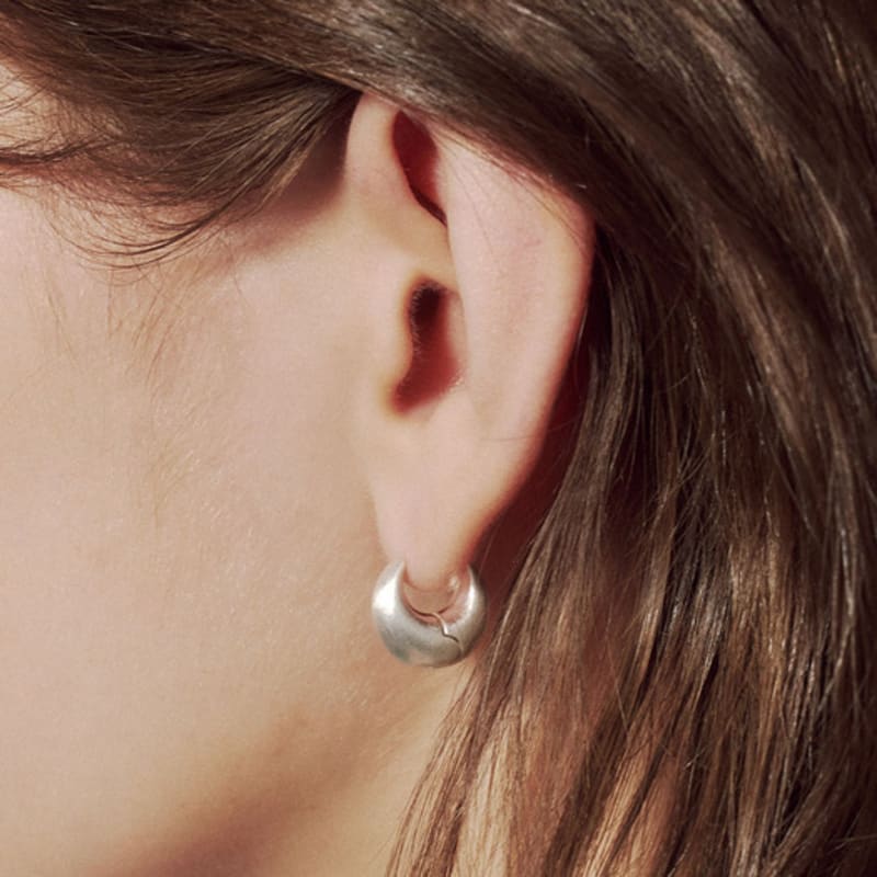 

ДЖУДІ ТА ПОЛ Лайл Матові Жирні Сережки-кільця yellow gold