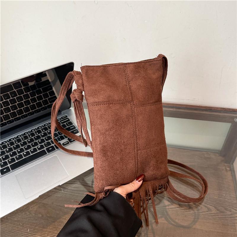 

Нишевая дизайнерская сумка-мессенджер женская модная повседневная высококачественная текстура американская бахрома универсальная оленья замша бархатная матовая сумка для мобильного телефона