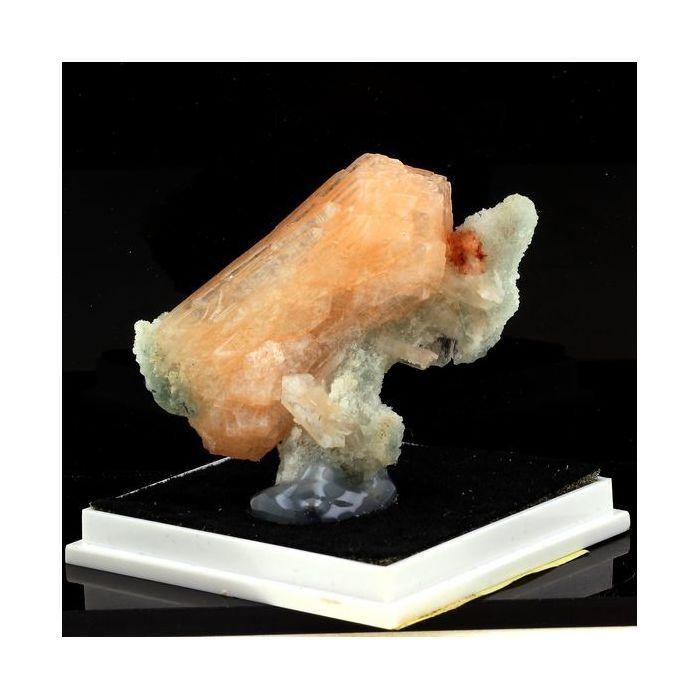 Pierres et Minéraux. Stilbite. 142.5 ct. Pune, Maharashtra, Inde.