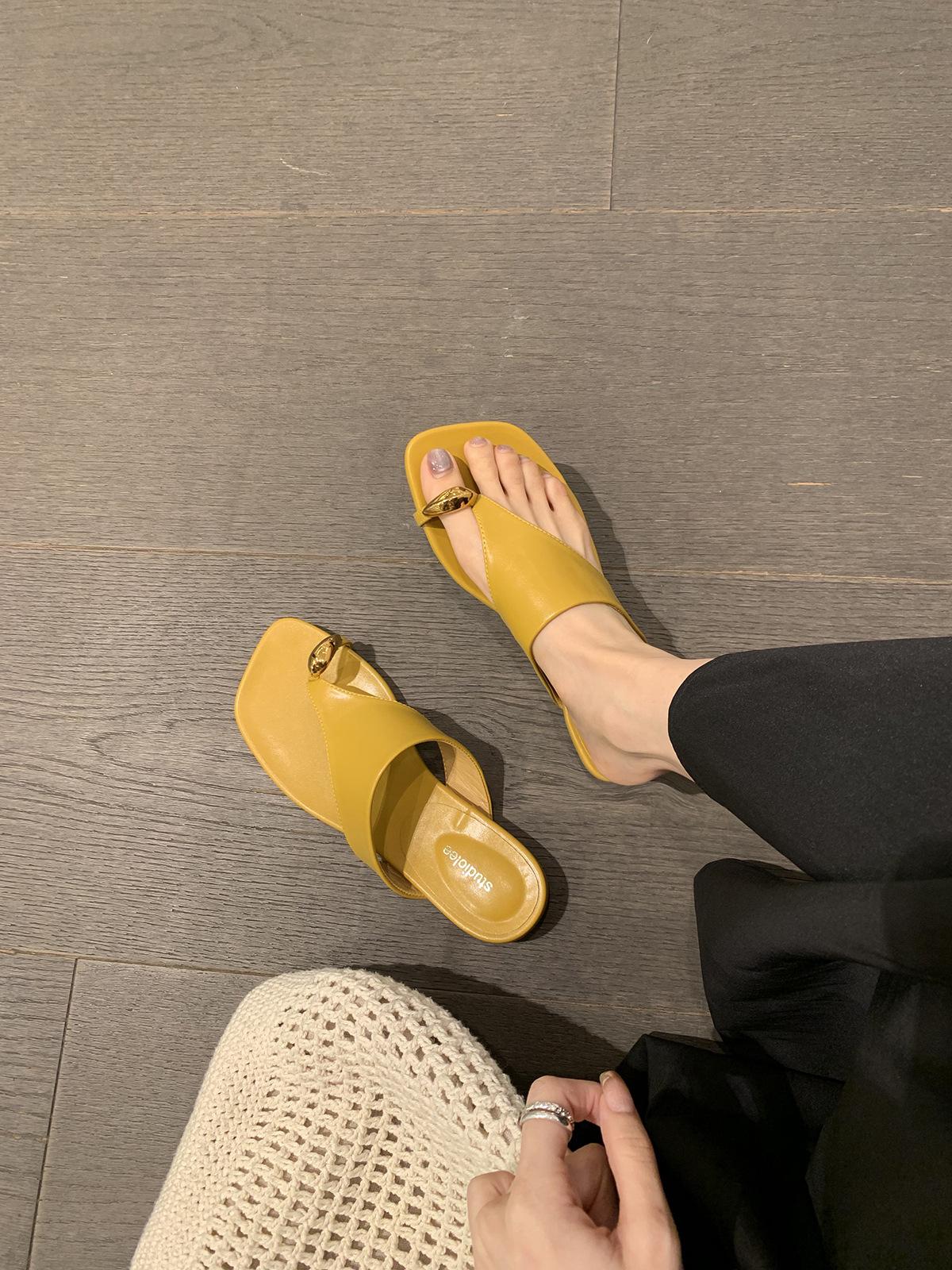 

[Su Yinyin has the same style in stock] Small gold buckle~ square head cover toe holiday beach flat-bottomed flip-flops women s sandals 40
