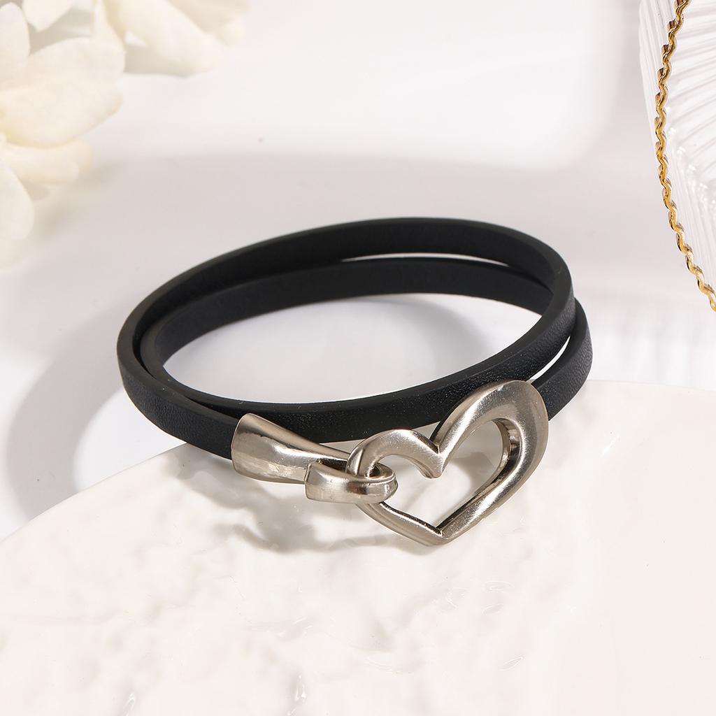Schicht-Herz-Armband-Set Weiches Leder-Wickelband mit gebürbtem Metallverschluss Einzigartiges Modeaccessoire