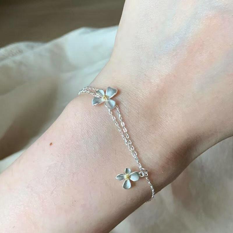 Elegant Gardenia Oil Drop Bracelet: Fashionable, High-End, Exquisite Accessory for Women.