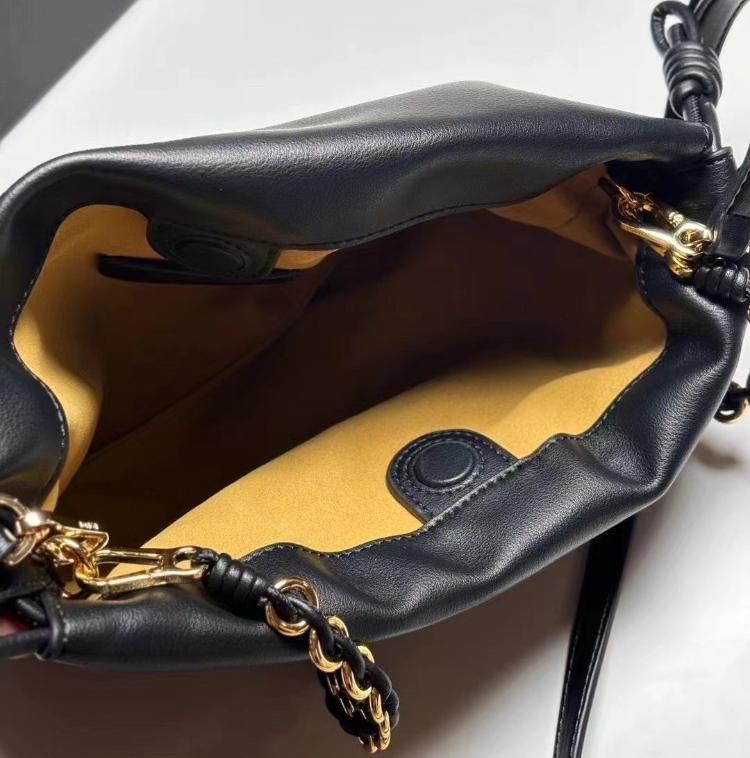 The New High-end Women's Bag Made of Cowhide, the Cloud Bag, Is Simple and Versatile