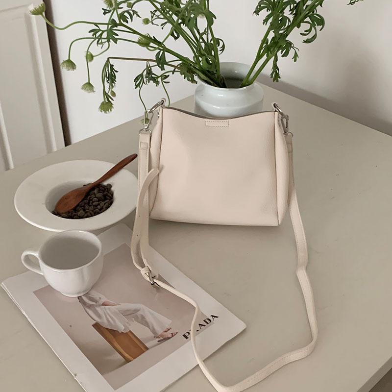 Designer PU Bucket Single Shoulder Bag For Women  New Elegant Fashion Simple Commuter Postman Large Capacity Crossbody Bag