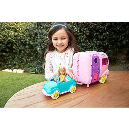 Barbie [Nur online] Chelsea und eine lustige Campinggitarre und ein Set süßer Autos und Anhänger (mit Puppe) [Anziehpuppe] [ab 3 Jahren] FXG90