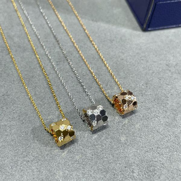 

V Gold Plated Micro-Gold Honeycomb Necklace, Fine Craftsmanship, Fashionable Valentine s Day Gift платиновий