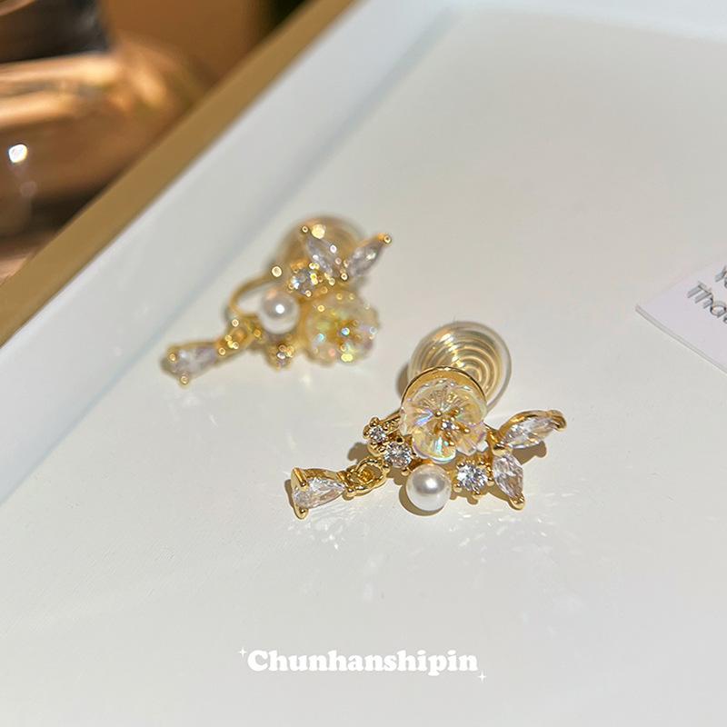 Ear clips without ear holes~ Camellia pearl stud earrings high-end sense niche gentle and sweet earrings women's mosquito coil disc earrings