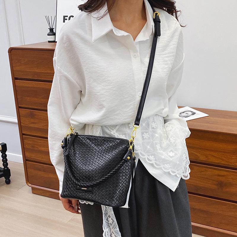Bags women's bag 2025 new Korean version of fashion niche woven bag casual versatile shoulder bucket bag tide