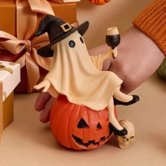 Harz Spukhaus Dekoration Niedliche Geisterfigur, Sitzt auf Kürbisstatue mit Hexe Halloween Tischhut, Tischdekoration für Party Lustige Regalpuppe