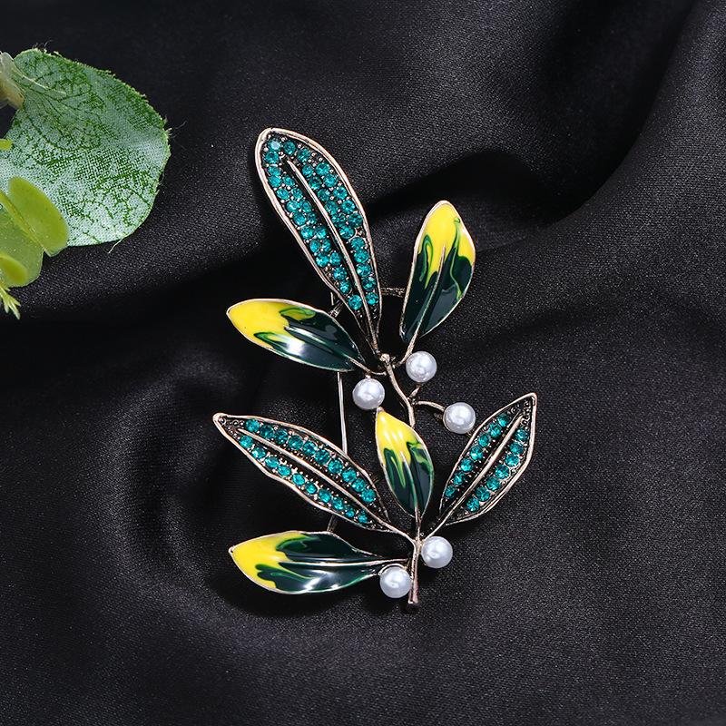 Exquisite retro green elegant classical brooch women's ethnic style coat cardigan corsage temperament versatile pin accessories