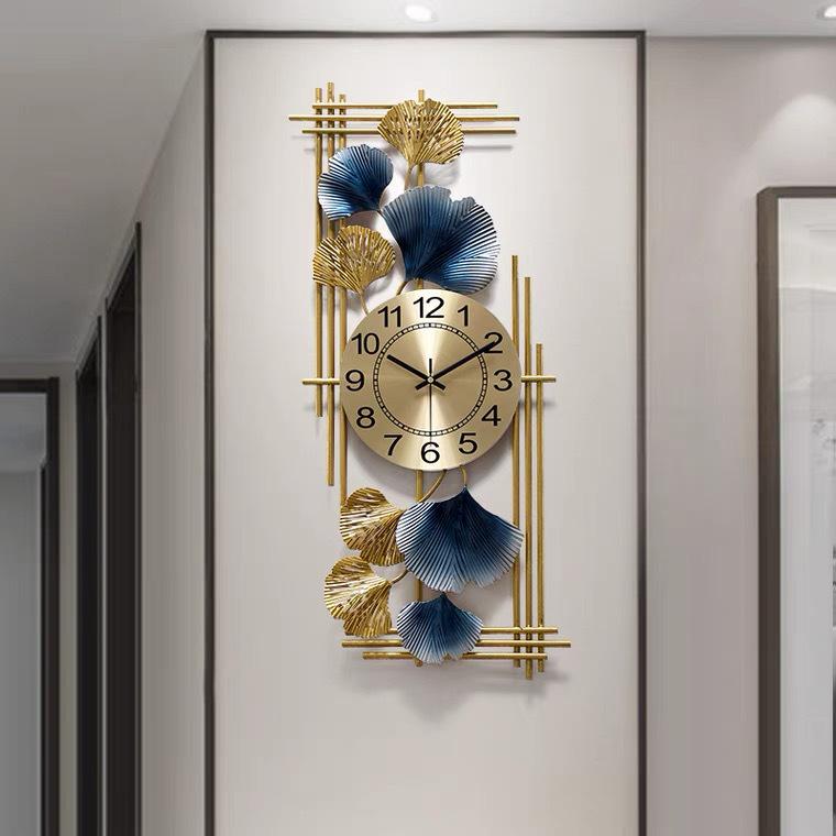 Contemporary Metal Wall Clock: Stylish Decor for Living Room or Bedroom