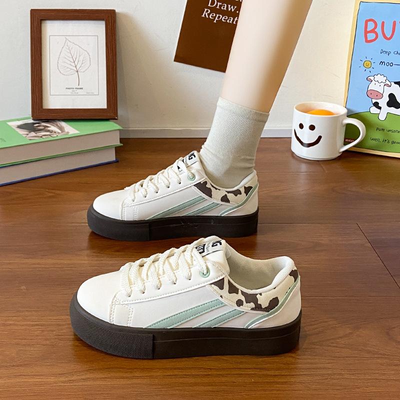 

Fashion casual board shoes women s 2025 spring and autumn new sports shoes versatile thick soles increase height and comfort niche white shoes 40 зелёный