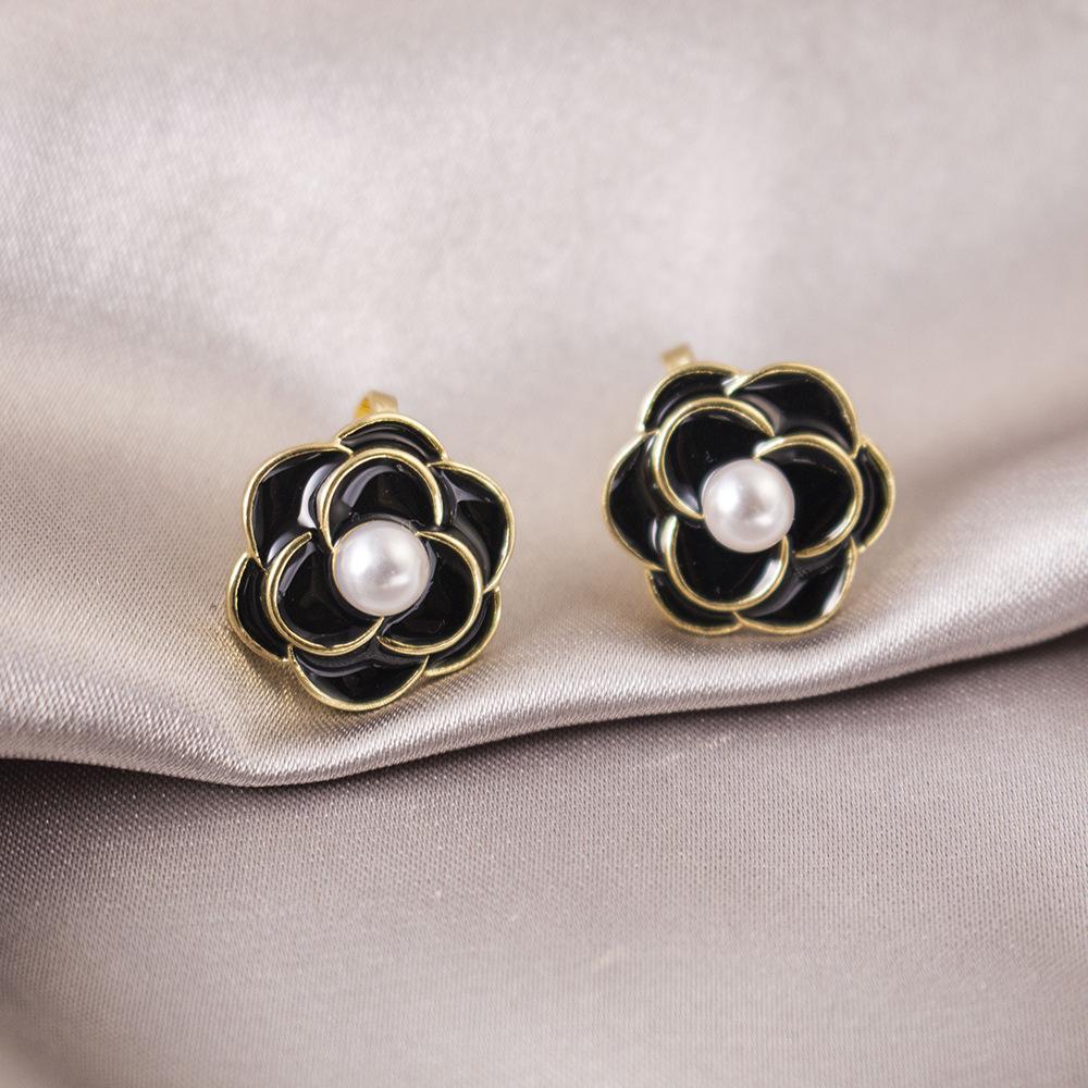 Elegant Clip-On Triangle Earrings for Non-Pierced Ears - Versatile, Light Luxury for Everyday Wear.