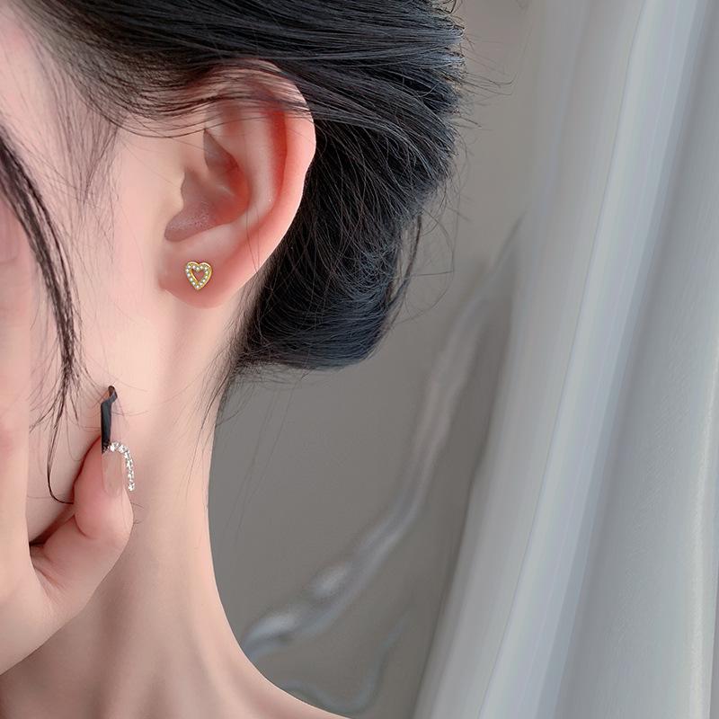 Hollow Diamond-inlaid Heart-shaped Earrings Are Suitable for Girlfriend