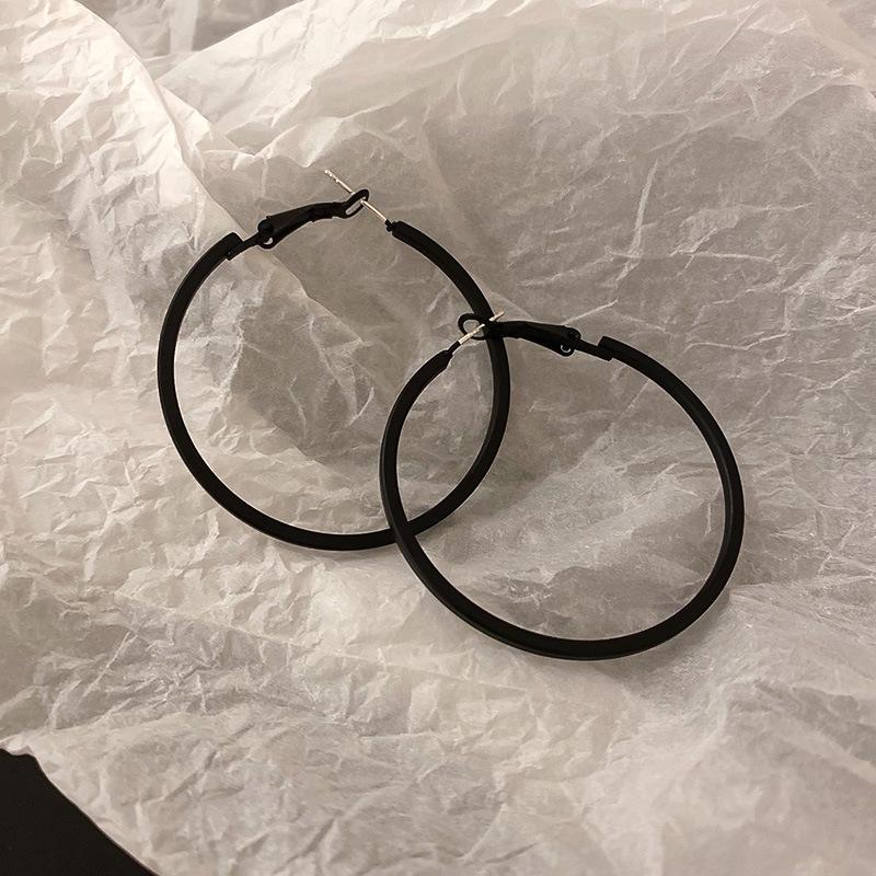 

Серьги-гвоздики «Серебряная игла» с многослойными черными цветами — элегантные, модные, высокого класса, с универсальным дизайном.