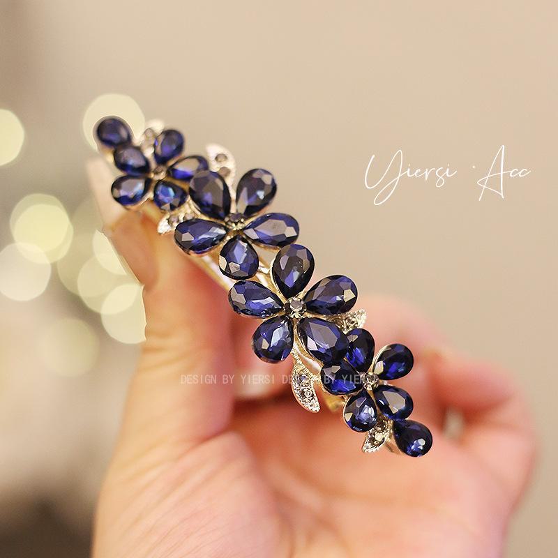 Large Spring Hairpin: Half-Tied, Horizontal Clip for Back of Head or Ponytail, Ideal for Mothers' Hairstyles.