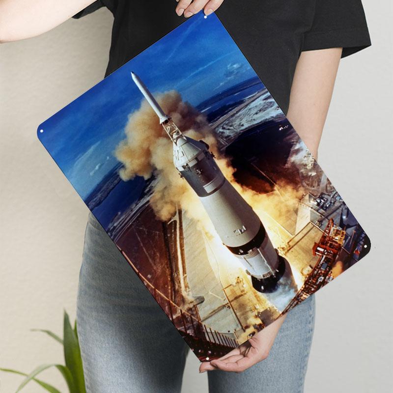 

Запуск ракеты Сатурн V 1 Постер НАСА Космический Жестяная табличка Настенное искусство Роспись Индивидуальные металлические таблички для дома Комнатное настенное искусство Ретро 20x30cm（7.8x11.8inch）