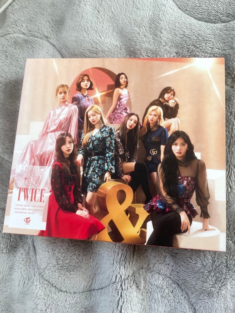 

[USED] TWICE album & bonus card included