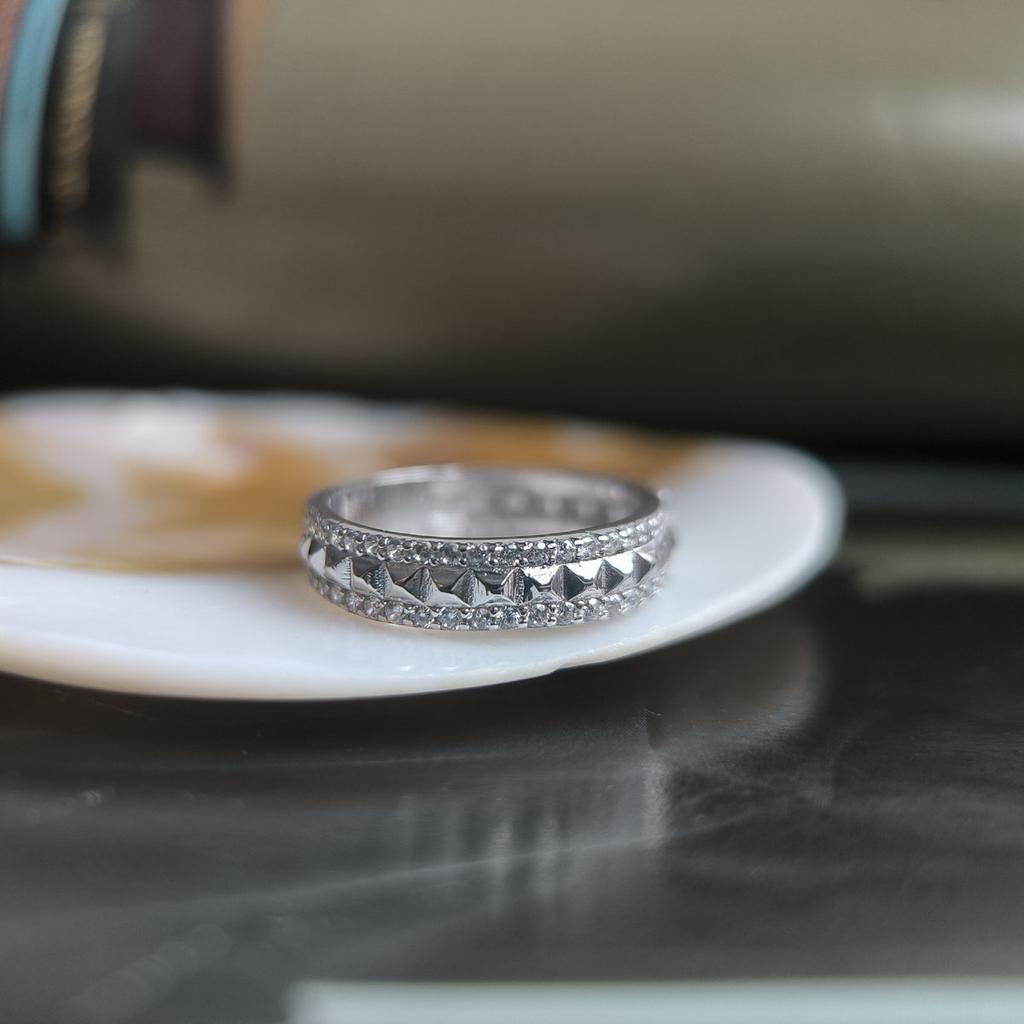 Серебряное кольцо с фианитами, вес изделия 2,81 гр (2197775)