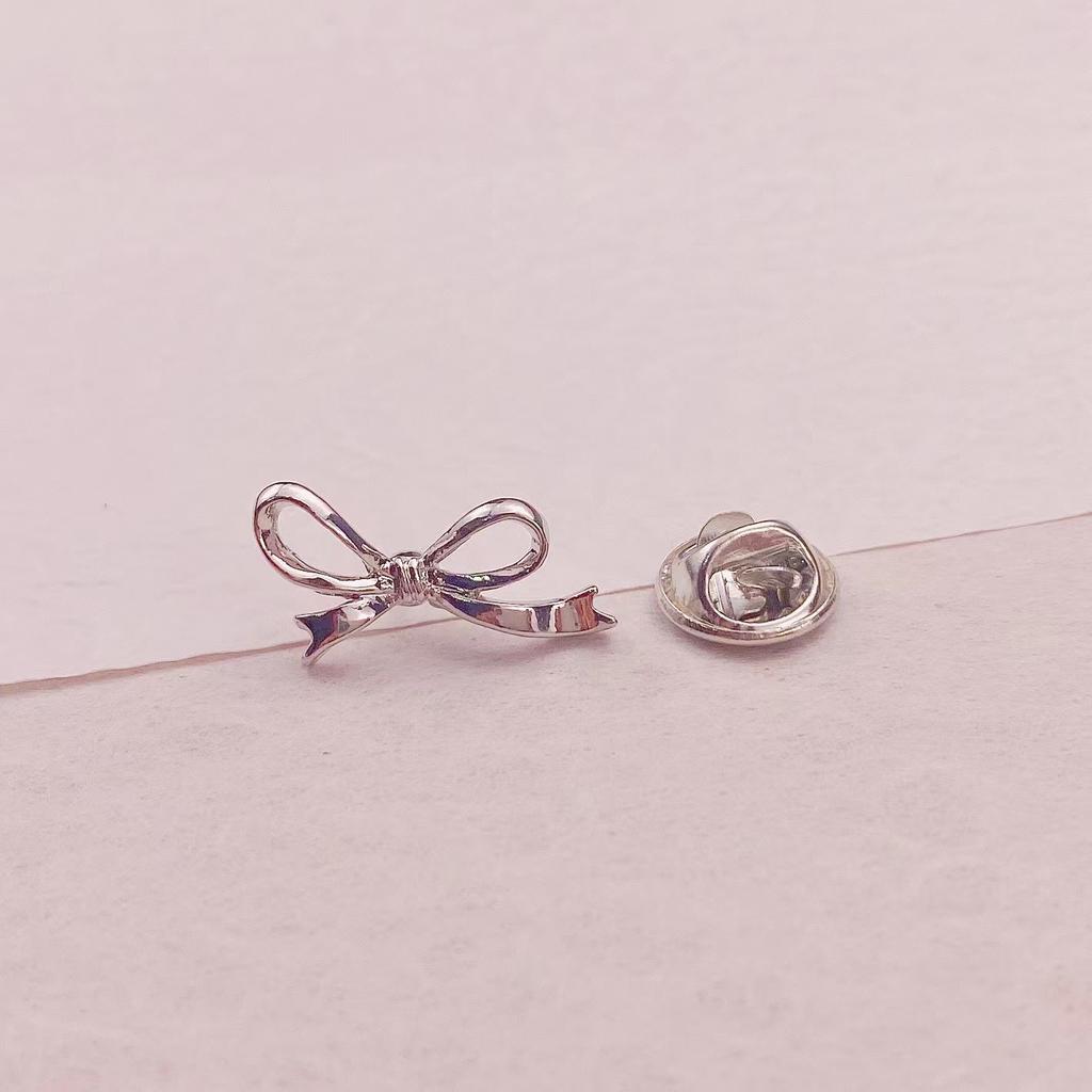 Personality Hollow Metal Brooch Anti Exposure V-neck Buckles Accessories Versatile Small Brooch Pin Coat Buttons Ornaments Gifts
