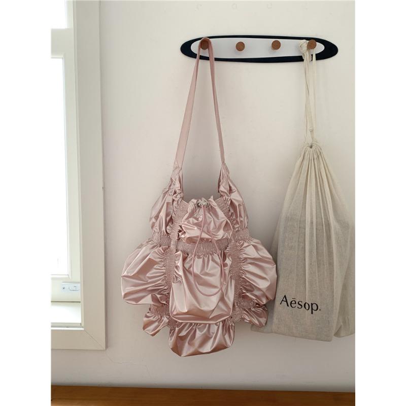 

New cloud silver bag women s high-end sense trendy shoulder bag women s bag design sense niche special-shaped pleated bag women розовый