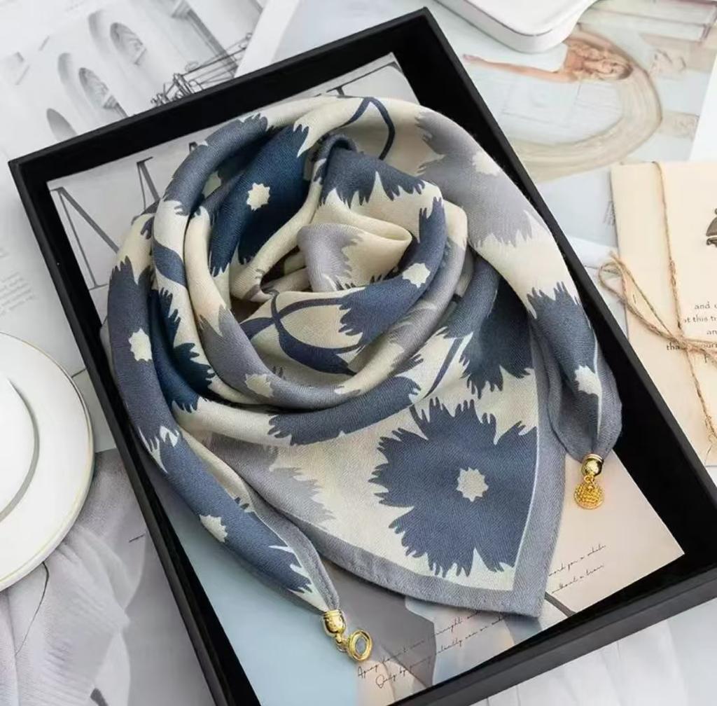 Retro Bohemian Style Warm Square Scarf with Magnetic Buckle Triangular Scarf Scarf for Women's Spring, Autumn, and Winter Necklaces