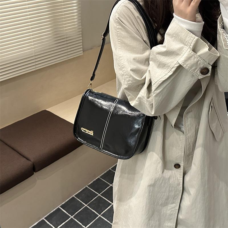 Spring new model, retro texture shoulder bag women's versatile messenger bag fashion temperament commuter small square bag