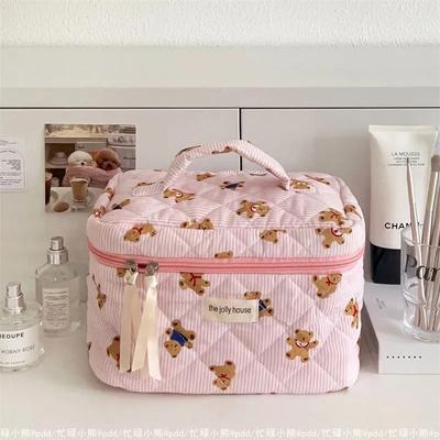 Cartoon Bär Make-up Tasche, Niedlich und Tragbar, Große Kapazität Gesteppte Kulturbeutel.