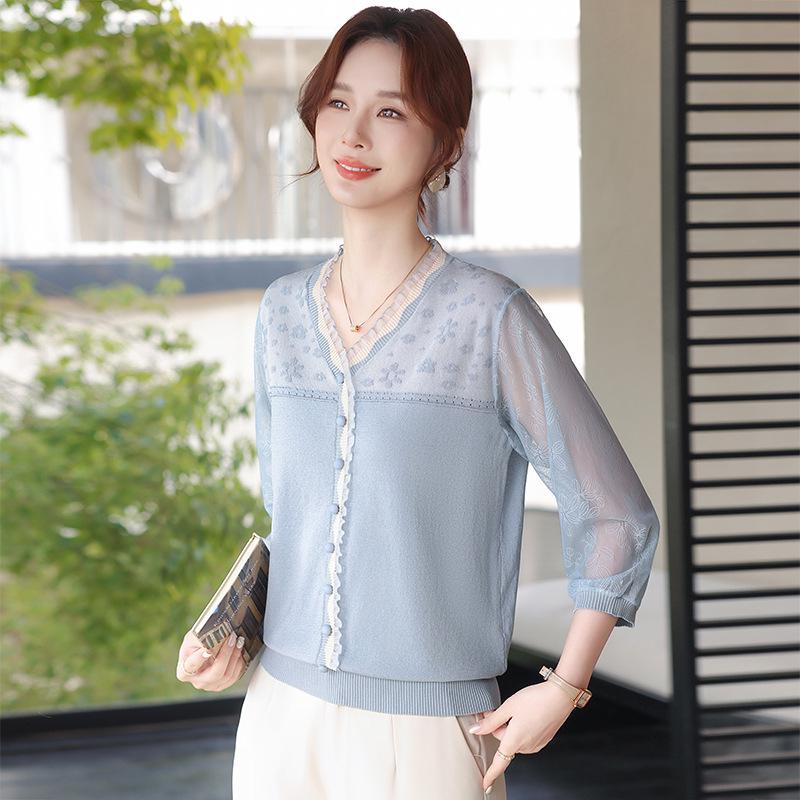 

2026 Spring Collection: V-Neck Knit Pullover with Gauze Sleeves for Moms L светло-синий