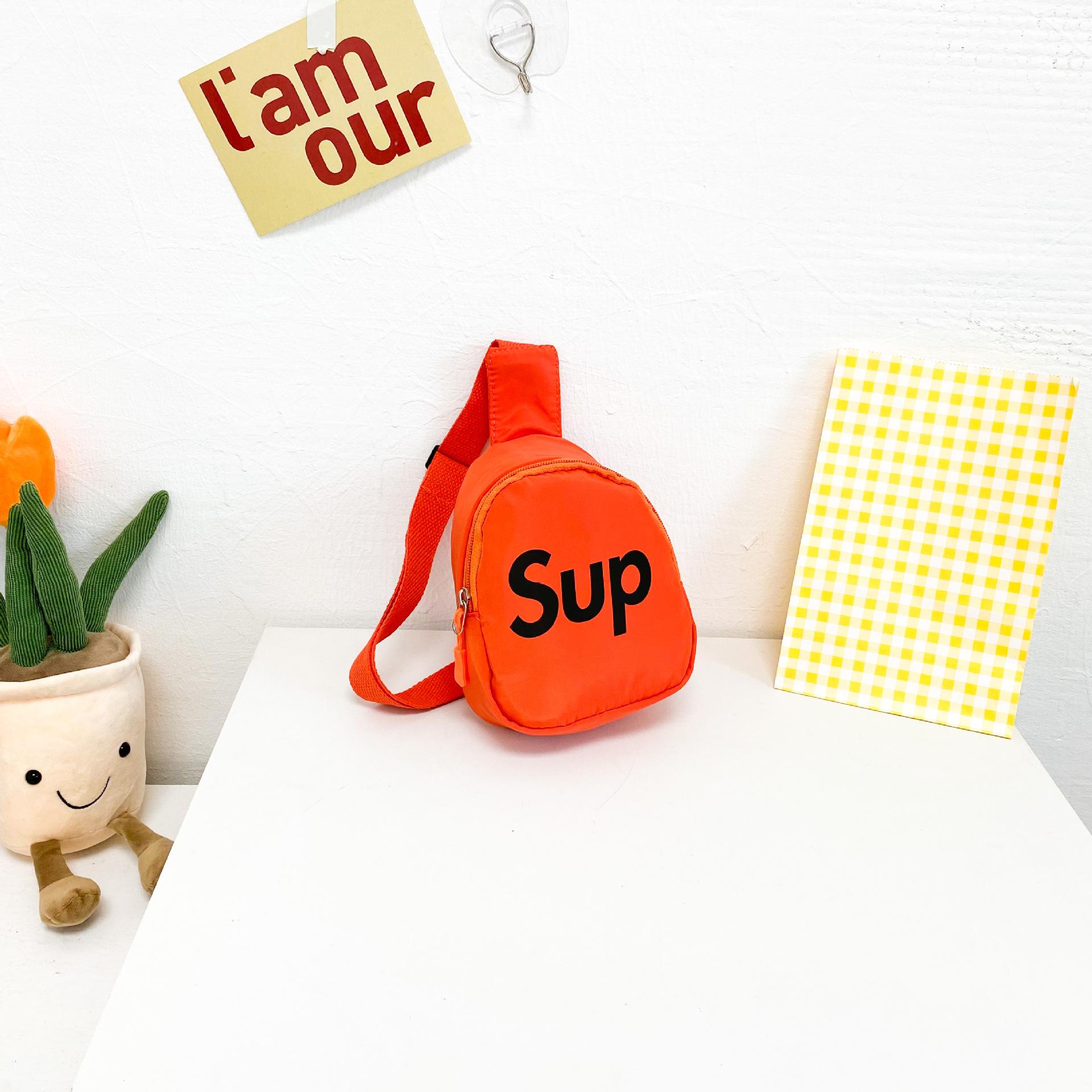 

Корейська версія модної дитячої вуличної індивідуальності маленька нагрудна сумка Чоловіча та жіноча дитяча сумка-почтальон із алфавітом відповідного кольору помаранчевий