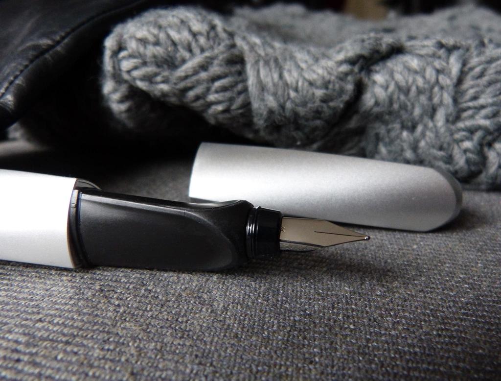 Pelikan 947366 Fountain and Feather Medium Silver Pen, Twist, Right-Handed Left-Handed, Design, Size,