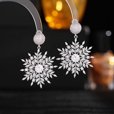 Dámské náušnice s lehkým luxusním designem, elegantní barevné zirkonové náušnice ve tvaru sněhové vločky, módní a všestranné náušnice s výklenkovým designem