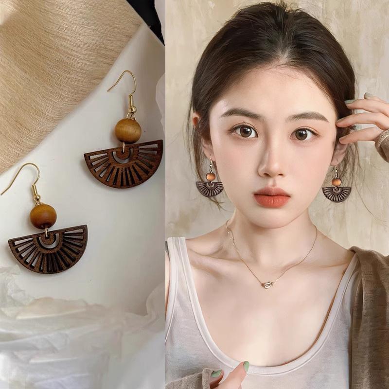 Şık Minimalist Ahşap Yelpaze Şeklinde Boncuklu Küpeler - Vintage Etnik, Çok Yönlü ve Üst Düzey Niş Aksesuar