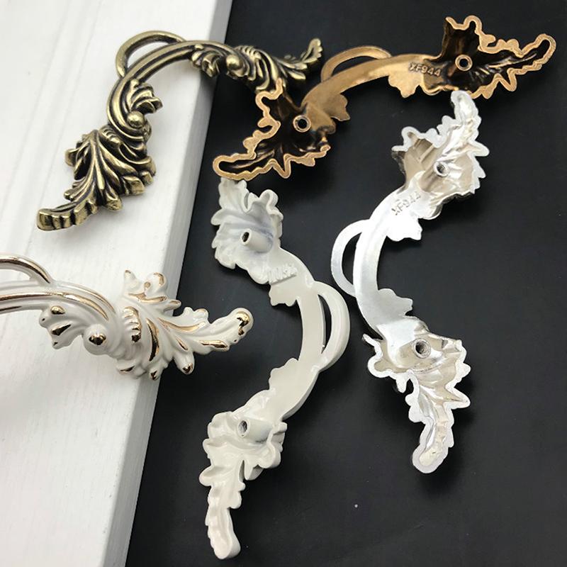 Tragatoare traditionale pentru dulapuri si sertare de birou; Mânere cu balamale vintage pentru mobilier cu aspect antic.