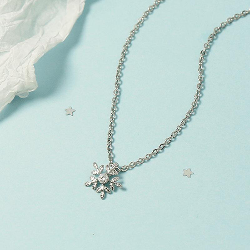 

Women s Christmas Snowflake Diamond Clavicle Choker - Romantic Korean-Style Flower Necklace Gift