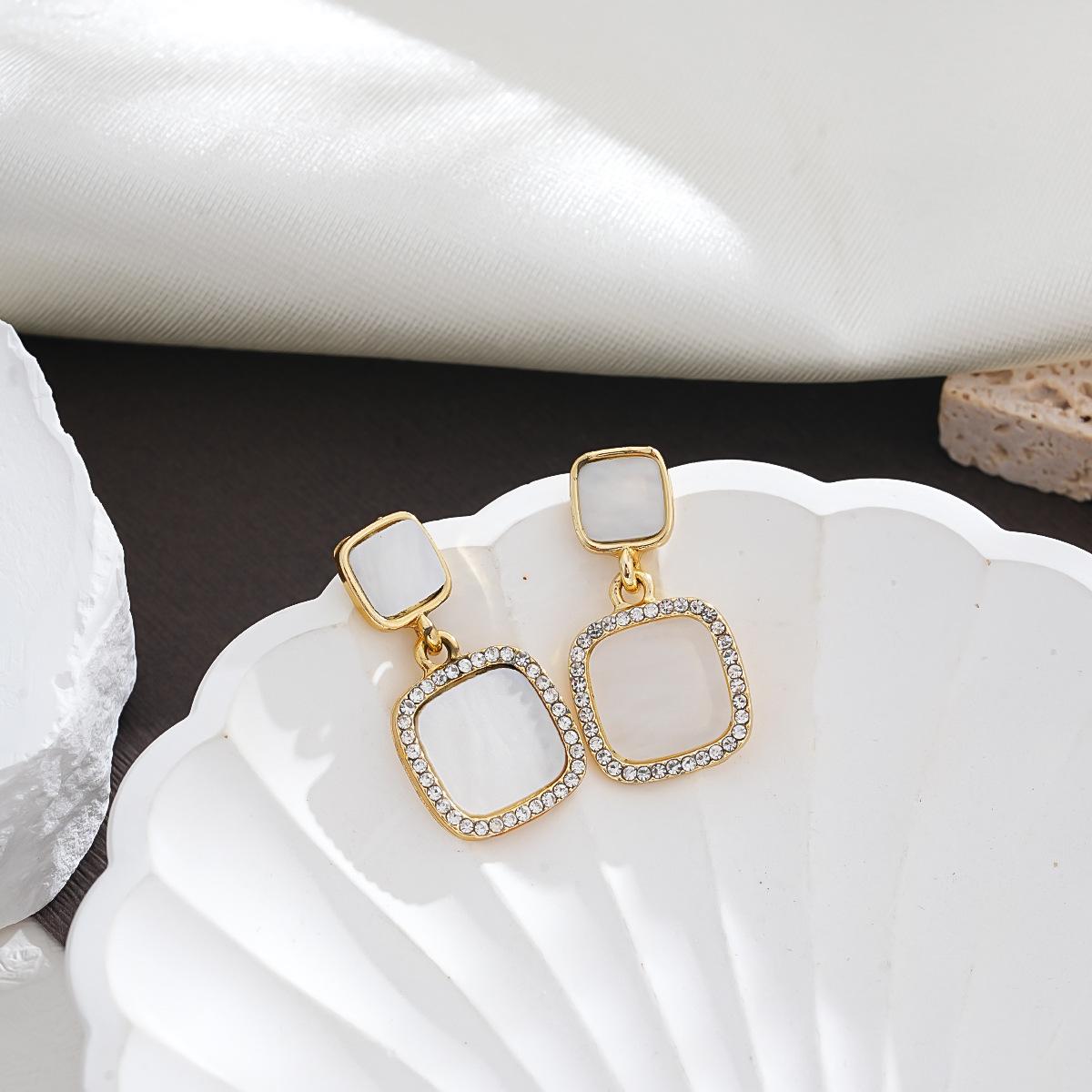 Elegant Geometric Square Earrings for Women - Stylish, High-End Design золотой