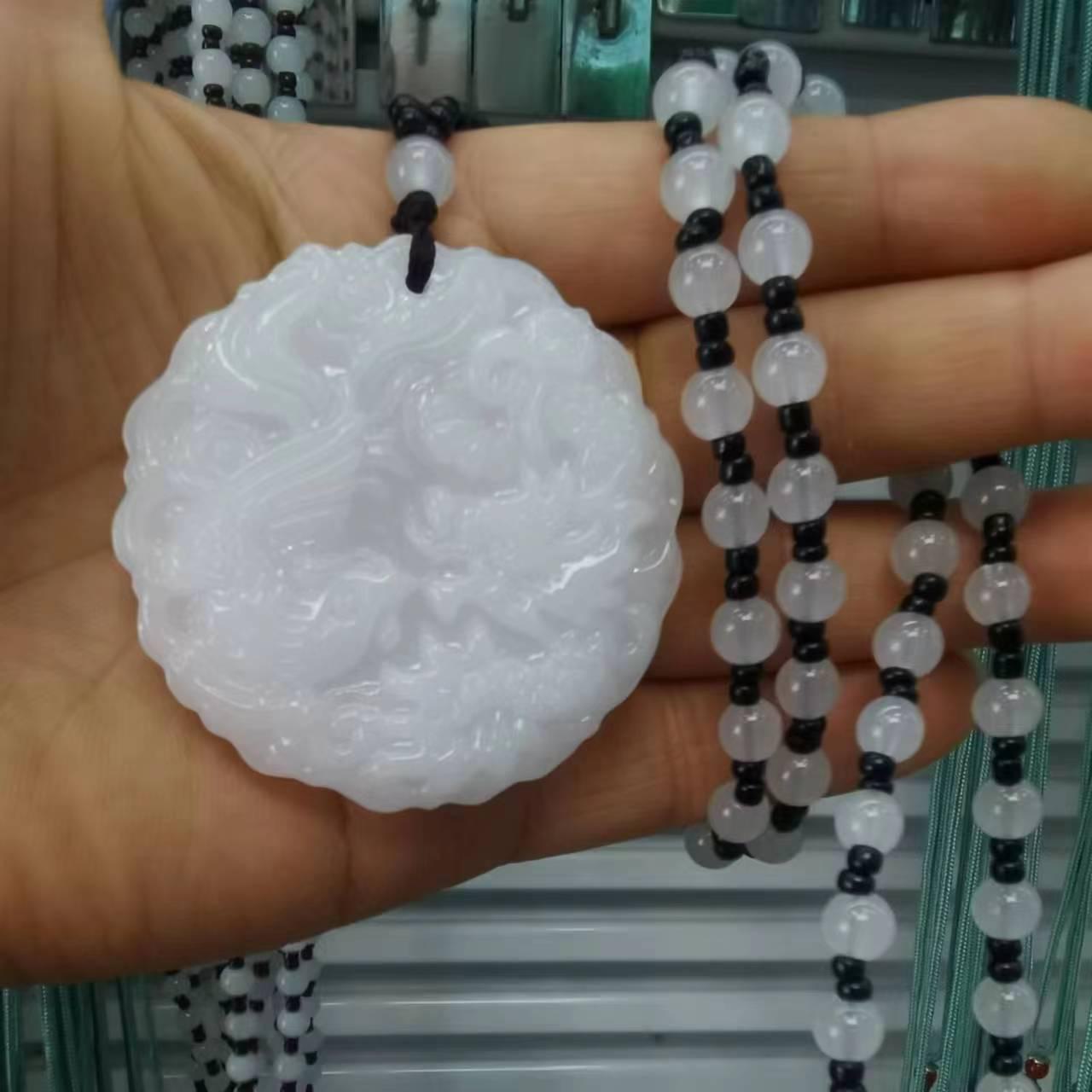 

Подвеска из искусственного яшмового стекла с изображением дракона и феникса