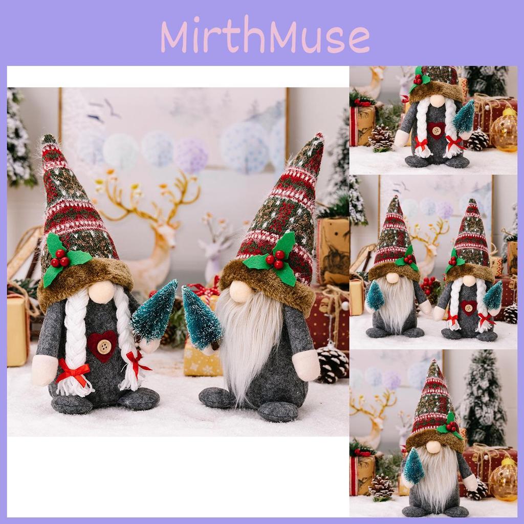 Kreative rustikale amerikanische Weihnachtswichtel-Puppe mit Strickmütze und Baum