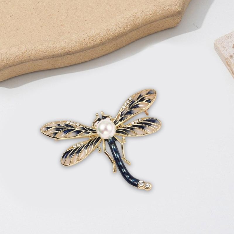 Elegant Christmas Crystal Butterfly Brooch For Women Party Dress Accessories Sparkling Lapel Pin Jewelry Gift