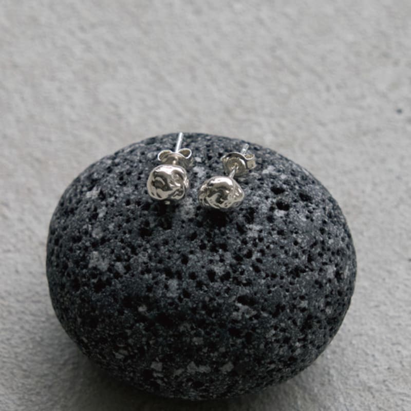 

touched PEBBLE EARRING 01 GOLD