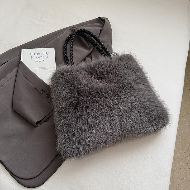 

Осень 2025 новая плюшевая сумка женская модная плиссированная сумка через плечо с волосами и ремешком, большая вместимость, сумка-тоут с волосами