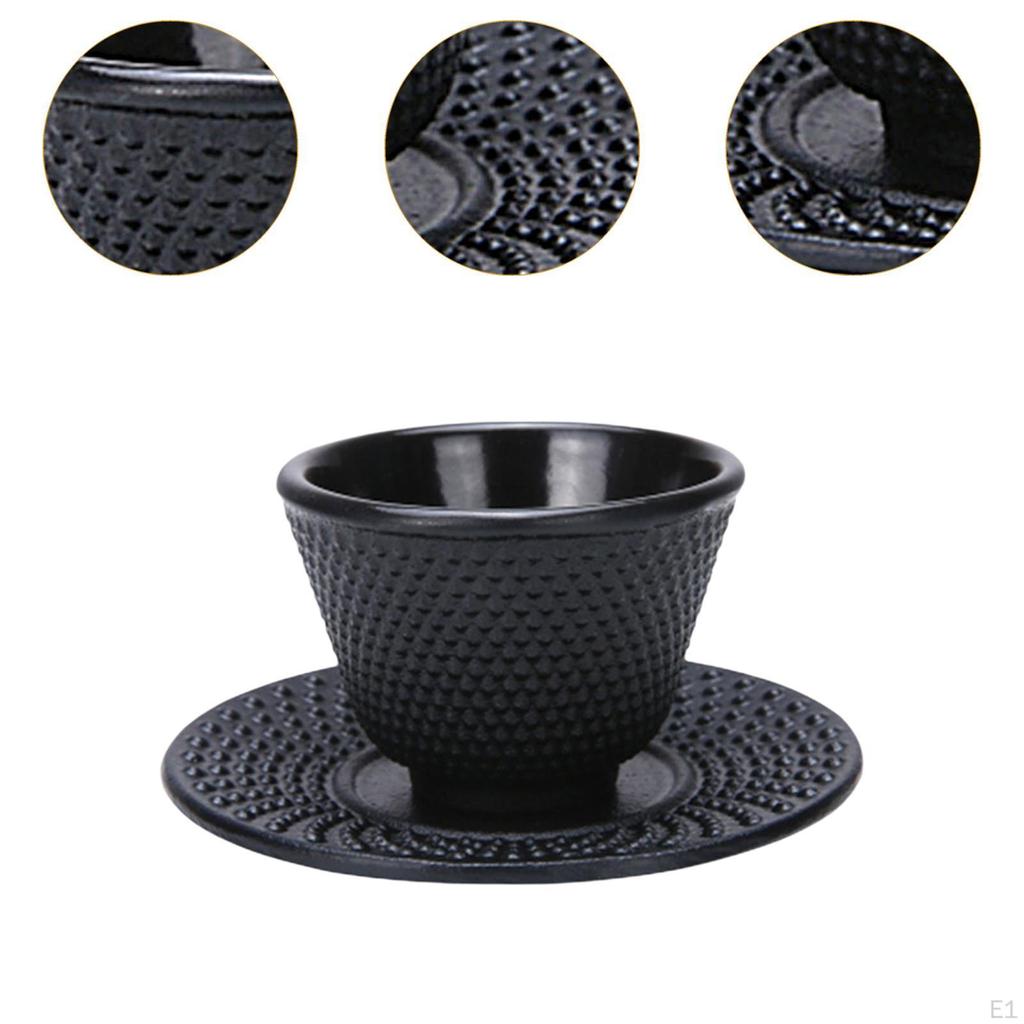 Czarny żeliwny czarek i podkładka, tradycyjny kubek do herbaty do pracy