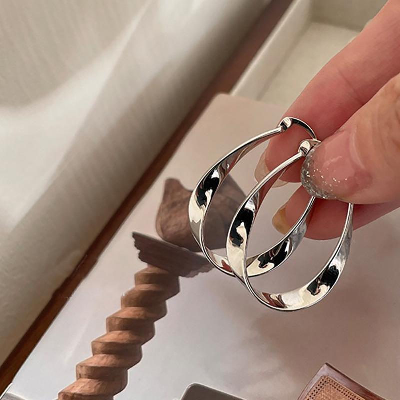 Zinc Alloy Color Geometric Twisted Hoop Earrings for Women Mobius Strip Compact Earring Femininity Ear Euckle Zircon Accessorie