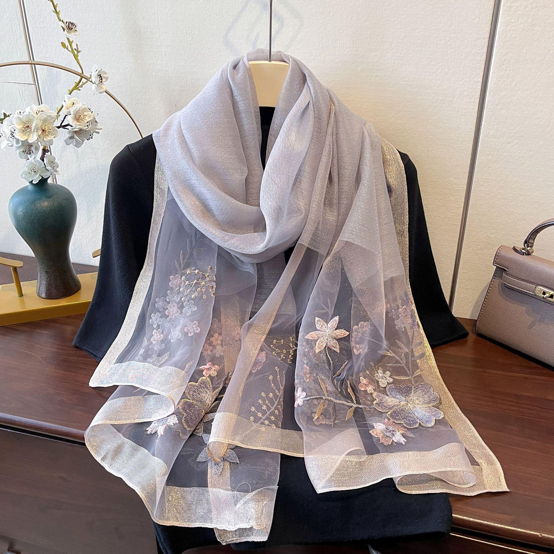 

Корейская версия универсальной вышитой шали Высококачественный модный шелково-шерстяной шарф Женский весенний шарф Пряжа с принтом 180*70cm светло-серый