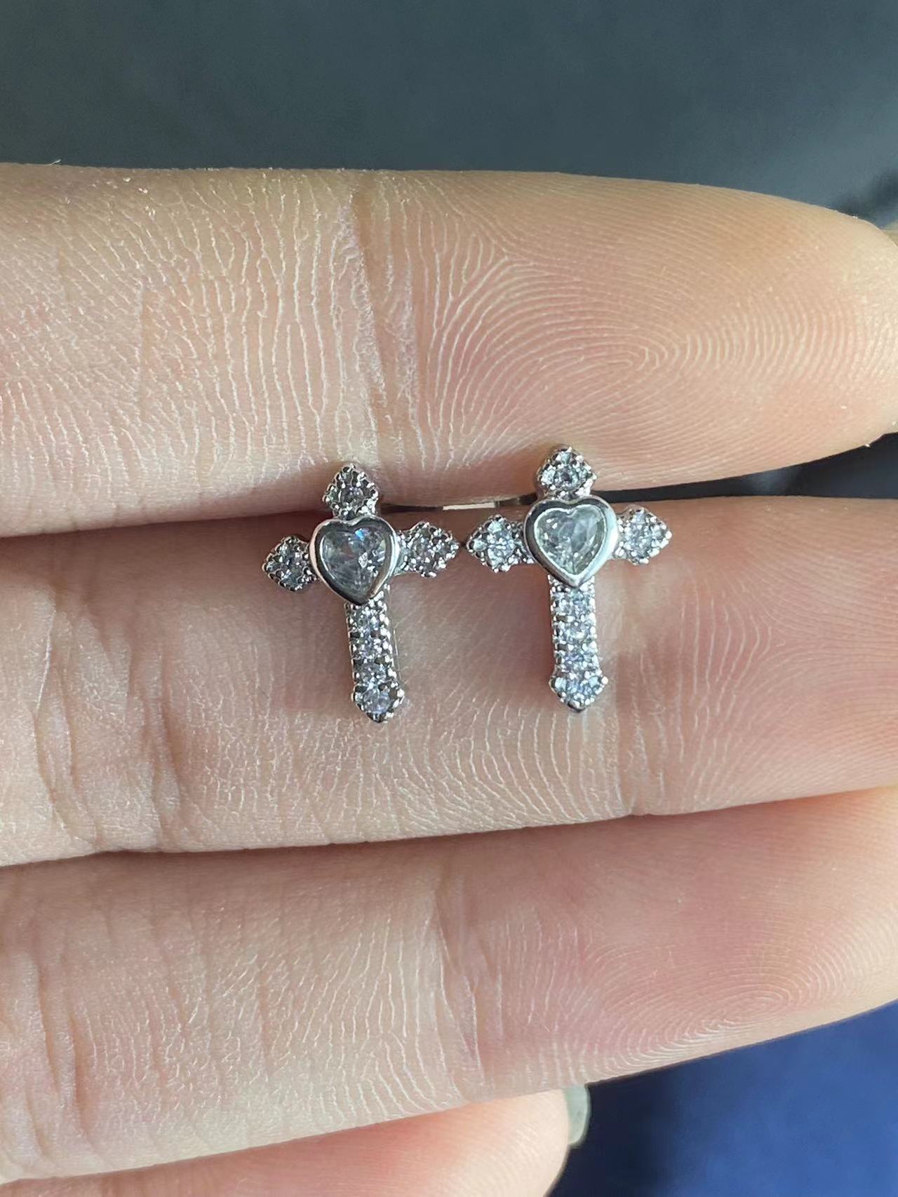 

Cross love stud earrings simple and advanced