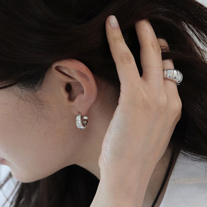 VINOOM croissant earring