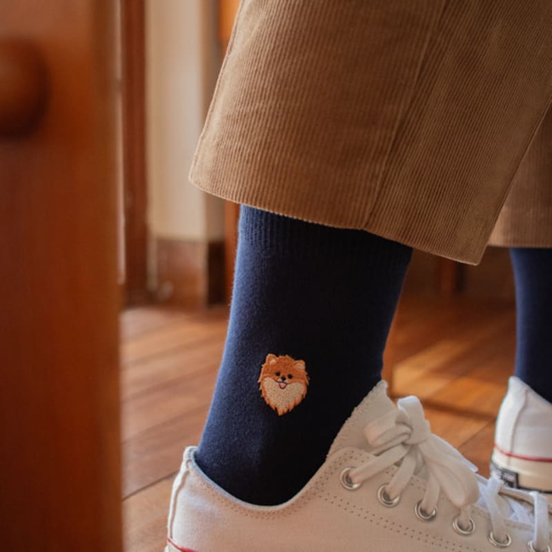 SNOOZY Pomeranian Puppy Face Embroidered Socks (Navy)