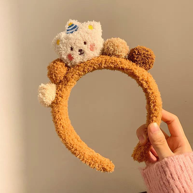 Plush Cartoon Bear Headband: Perfect for Autumn/Winter Skincare, Versatile Outings, and Effortless Style.